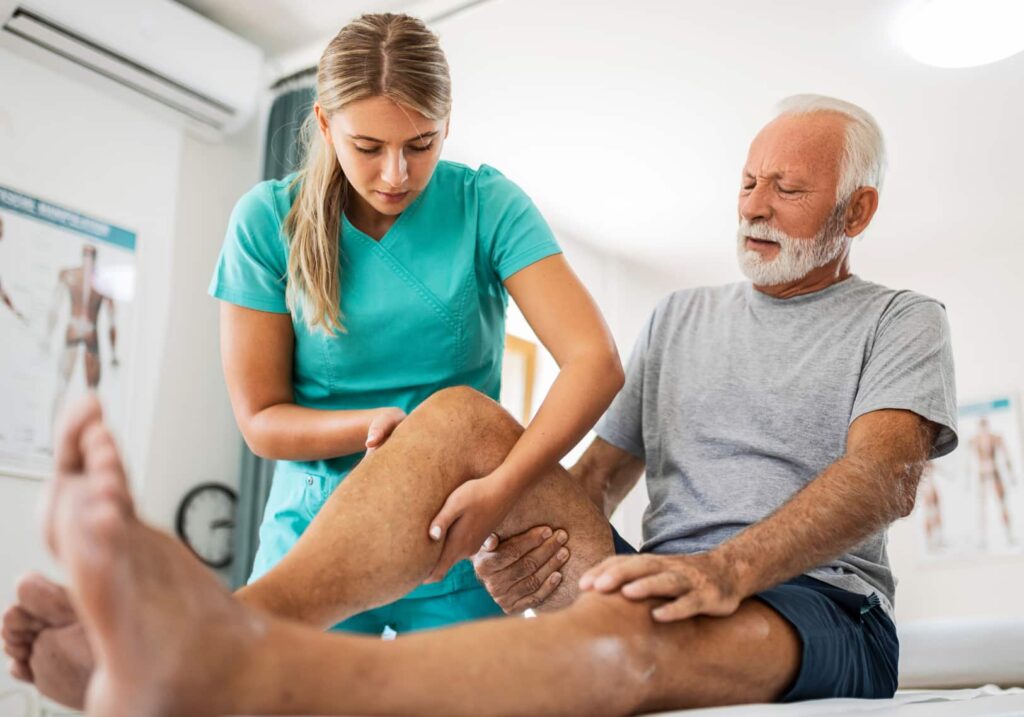 therapist do treatment an old man burning pain in knee